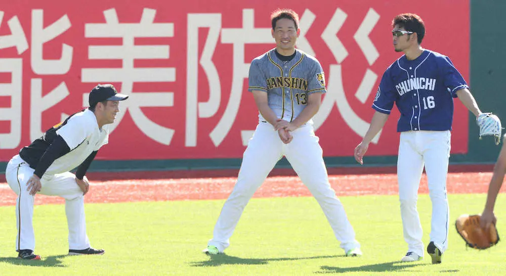 【画像・写真】7月17日、オールスター第2戦の試合前に談笑する（左から）青柳、岩崎、又吉