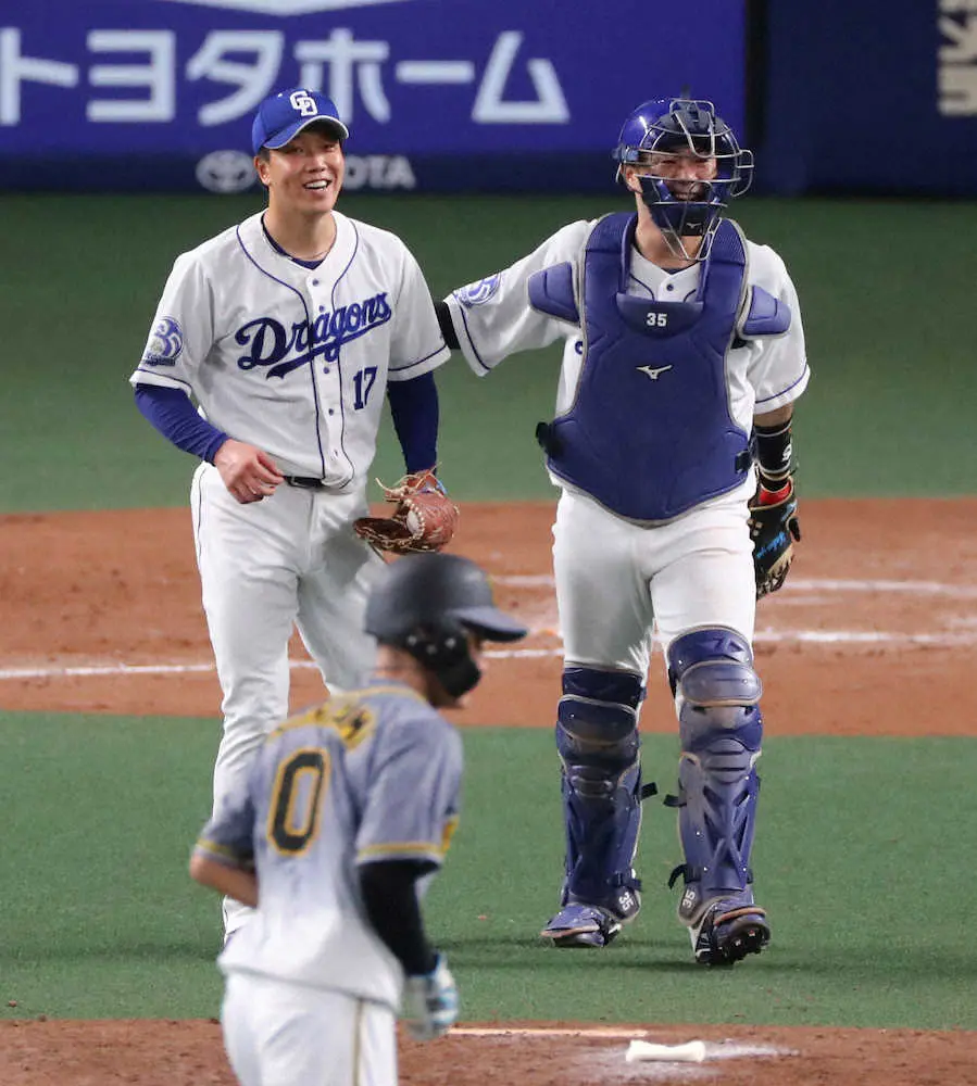 【画像・写真】中日・木下拓が2年連続で最優秀バッテリー賞　初受賞の柳と「2人で大喜びでした」