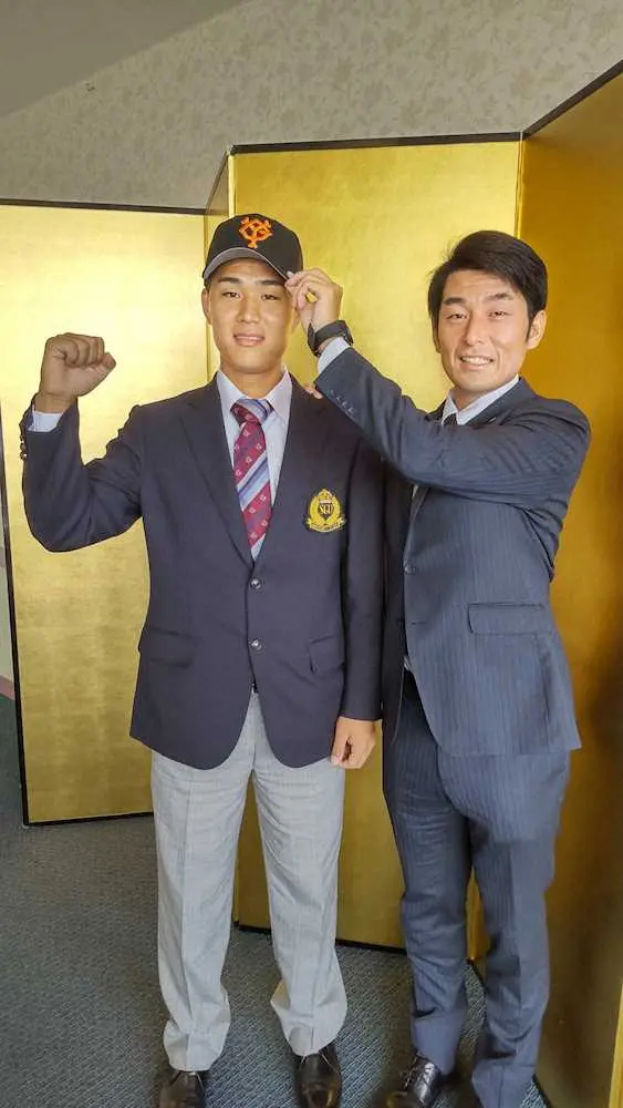 【画像・写真】巨人育成8位の富田が仮契約　最速147キロ左腕「160キロ近い球投げたい」