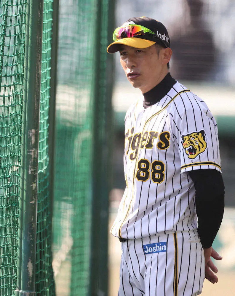 【画像・写真】阪神・矢野監督が西純に密着指導　身振り手振り交えブルペン投球の右腕にアドバイス