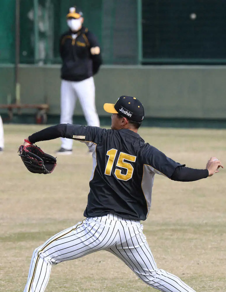 【画像・写真】阪神・西純　大谷流トレ導入!腕の軌道修正へ重さの違う6種類のボール駆使し投球練習