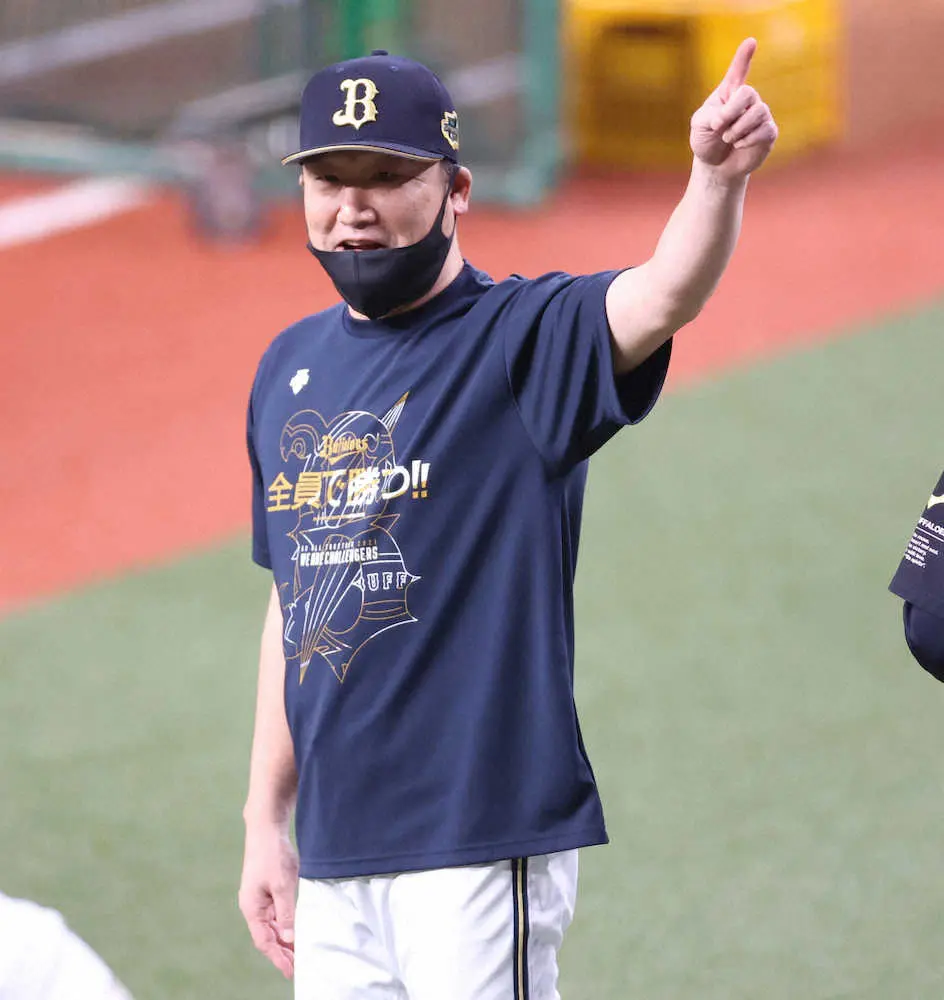 【画像・写真】＜日本シリーズ　オリックス練習＞笑顔でコーチ陣と言葉を交わす中嶋監督（撮影・北條　貴史）
