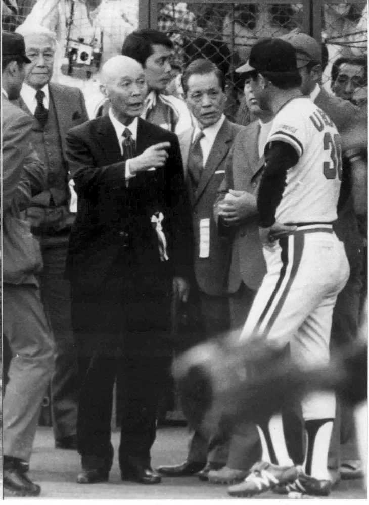 1978年、左翼線のホームランの判定を巡って抗議する阪急の上田利治監督（右）をなだめる金子鋭コミッショナー（左）