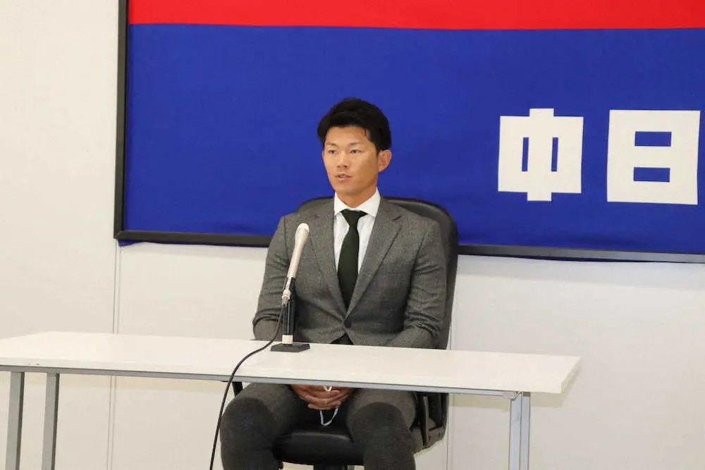 【画像・写真】中日・大野奨　大幅ダウンでサイン　来季は「立浪監督を胴上げしたい」日本ハム時代の相棒、大谷を祝福