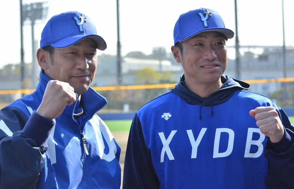 2人でガッツポーズするDeNA三浦監督（左）と相川新コーチ