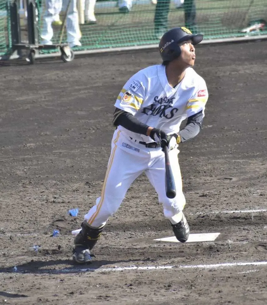 【画像・写真】シート打撃で田浦の直球を右翼芝へと運んだ柳町