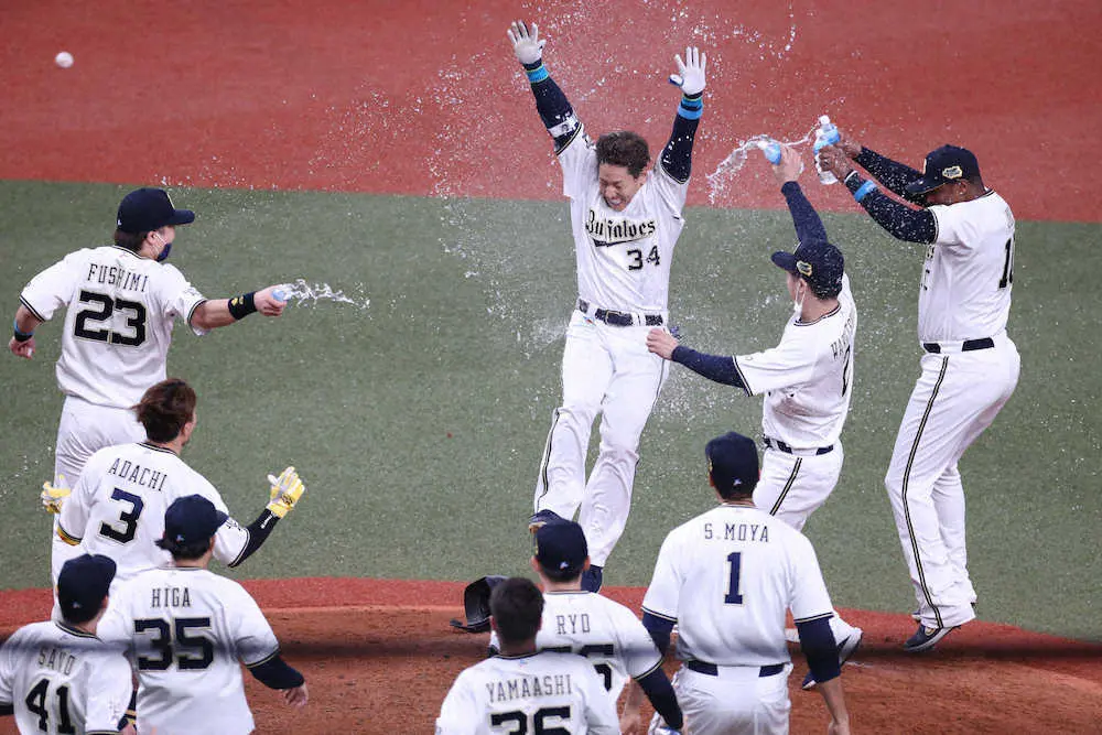 【画像・写真】＜オ・ヤ＞9回サヨナラ打を放った吉田正（中央）（撮影・成瀬　徹）