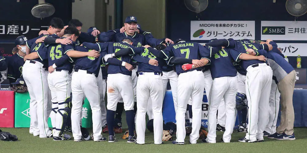 【画像・写真】ヤクルト、宮城から先制！　39歳・青木してやったり、8回ついに出た先制打に大きなガッツポーズ