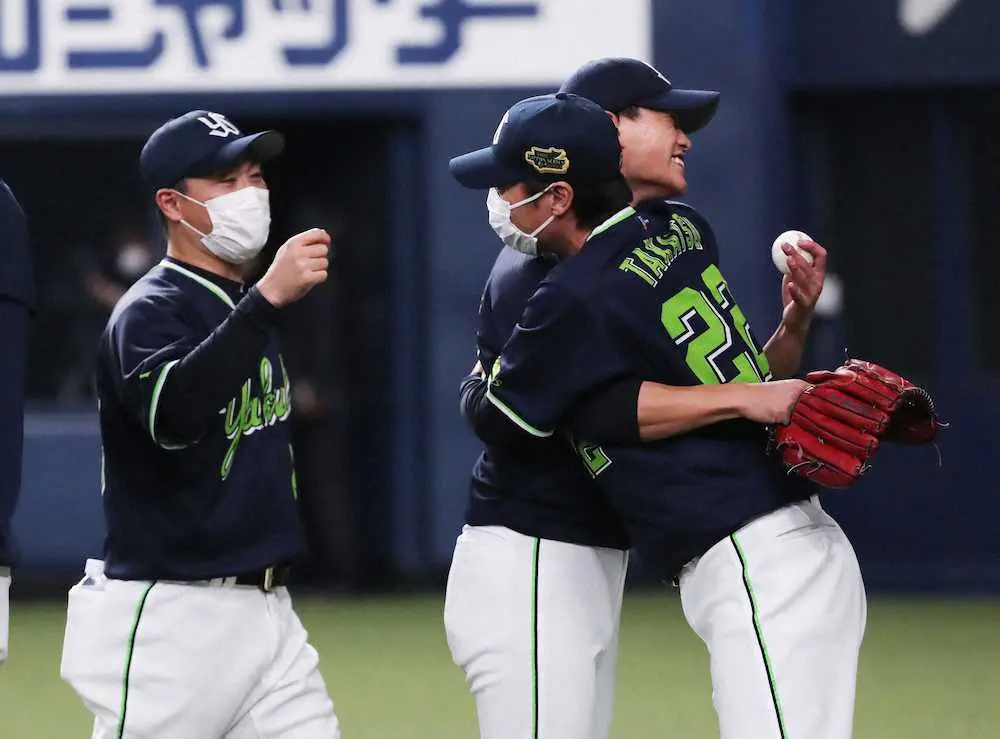 【画像・写真】＜日本S　オ・ヤ（2）＞完封勝利の高橋（奥）をハグで迎える高津監督。左は青木（撮影・村上　大輔）