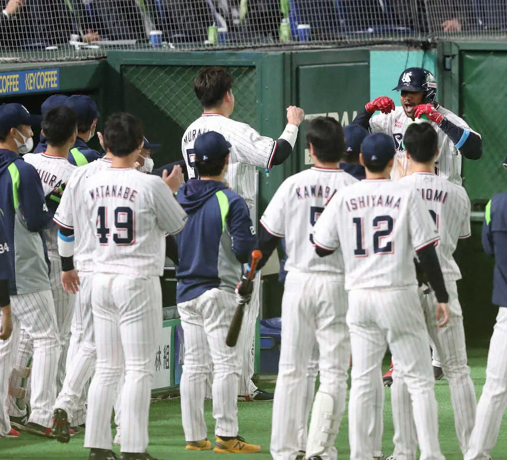 【画像・写真】ヤクルト、打ち合い制して2連勝！　サンタナ値千金の逆転2ラン　マクガフ意地のセーブ締め