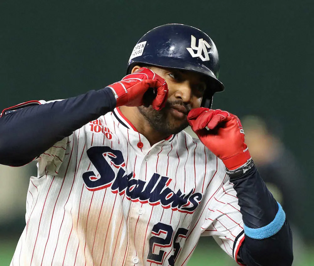 7回2死一塁 逆転2ランのサンタナはおどけたポーズをとる 撮影 大森 寛明 スポニチ Sponichi Annex 野球