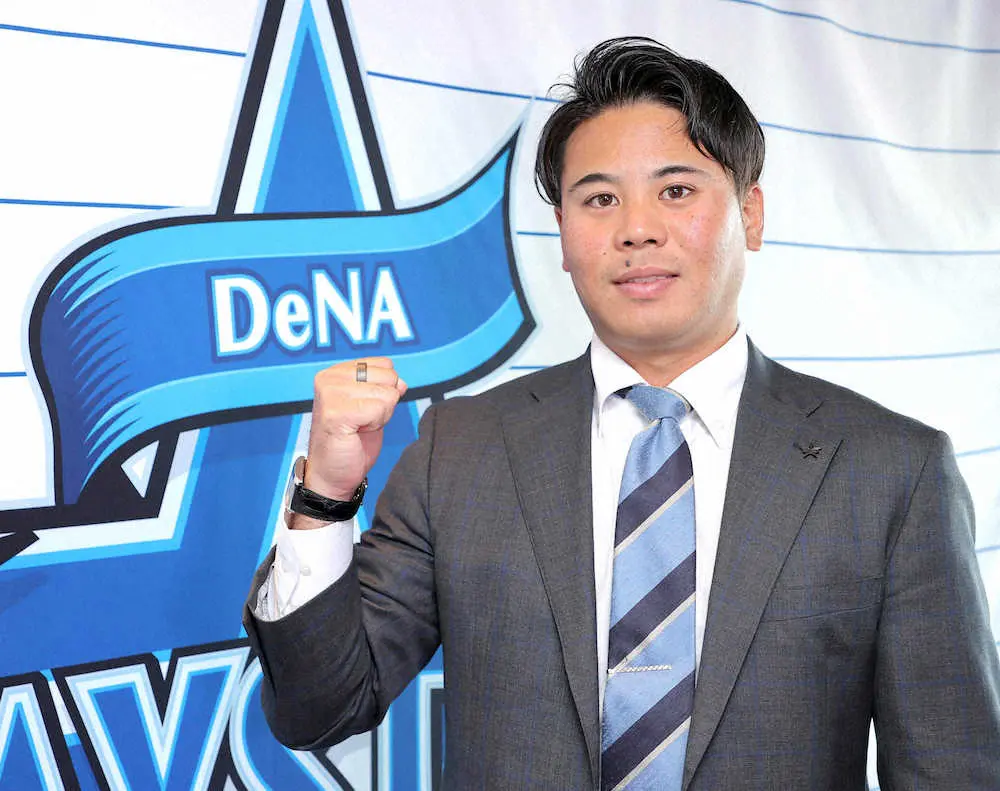 【画像・写真】DeNA・浜口　330万円増でサイン　反省の一年…巻き返し誓う