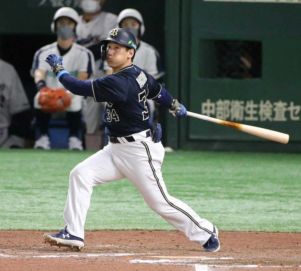 ＜ヤ・オ＞7回、吉田正は勝ち越し二塁打を放つ（撮影・森沢裕）