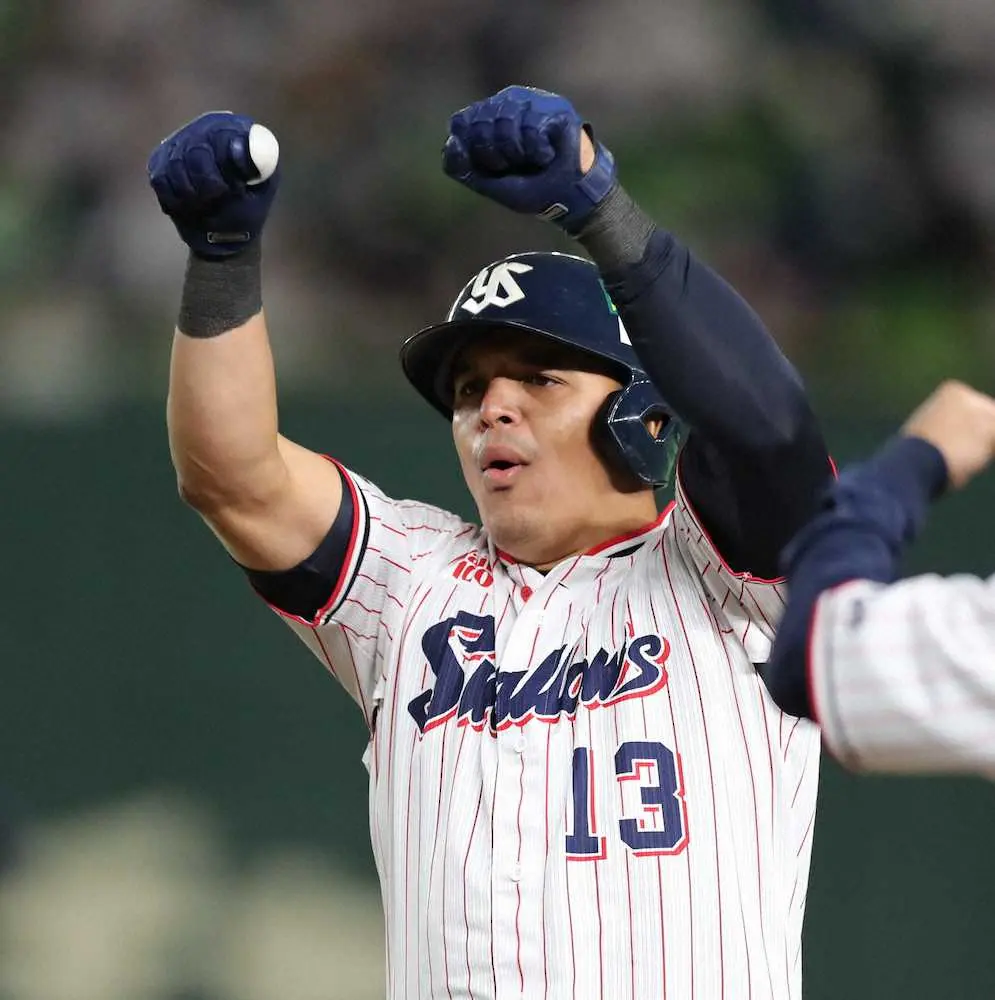 【画像・写真】オスナ　“仲良し”サンタナのミスを取り返した！　41歳・石川に勝利投手の権利復活する勝ち越し打