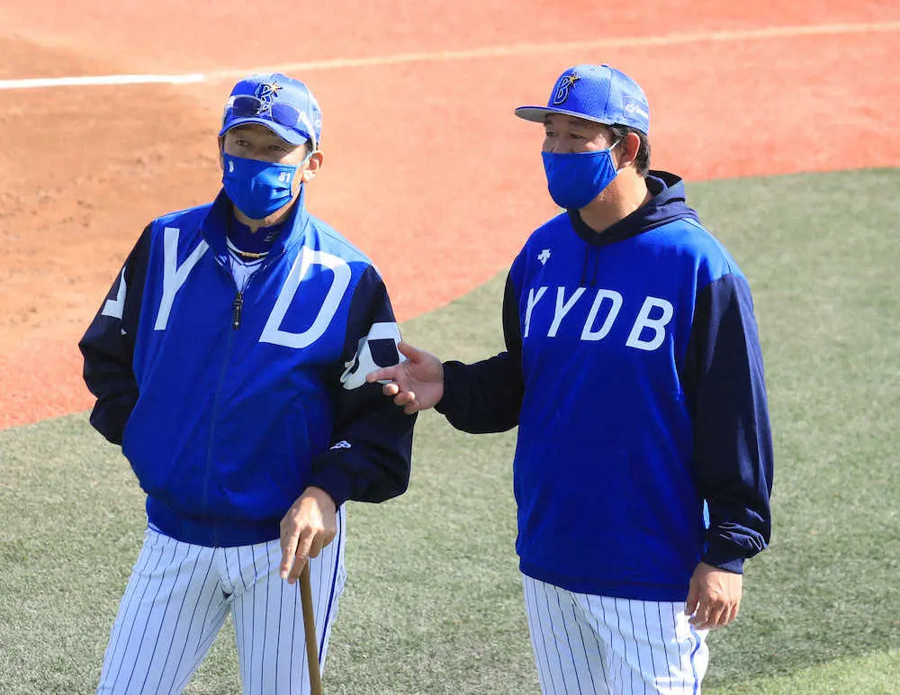 鈴木コーチ（右）は中軸打者にもバントの練習を求めていく