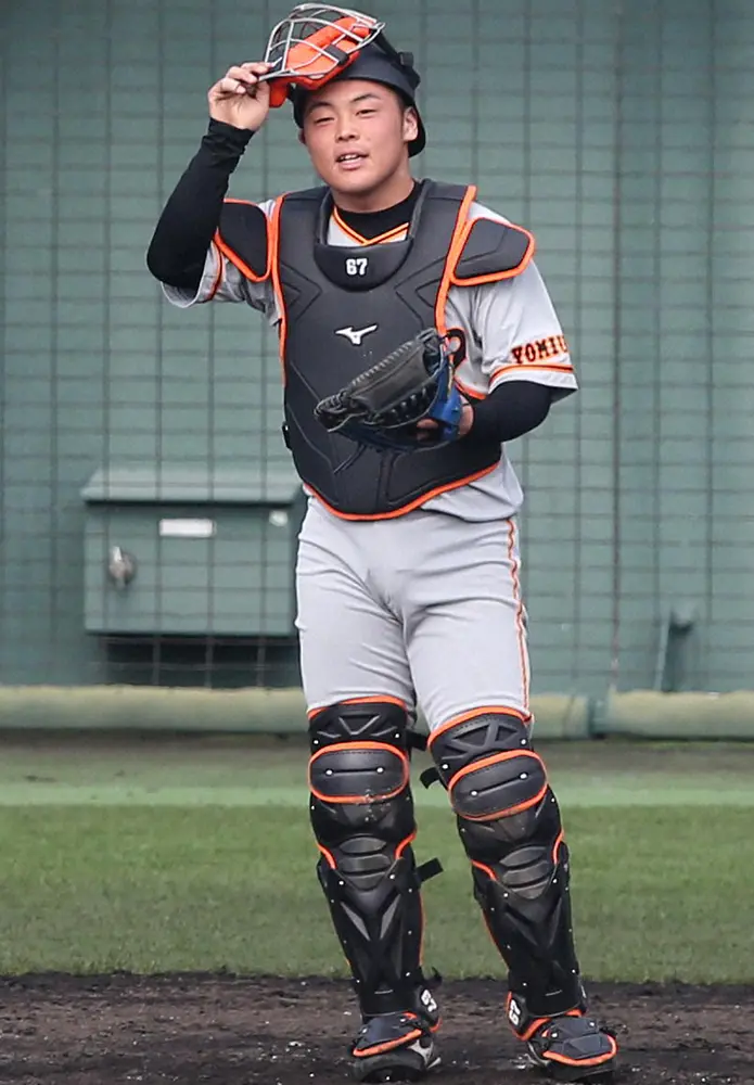 【画像・写真】巨人・山瀬が10万円増の570万円でサイン　同級生の奥川にも刺激「追いつけ追い越せ…その気持ち常に」