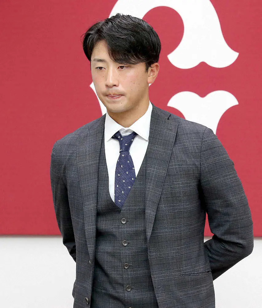 【画像・写真】巨人・直江が10万円増でサイン　4年目の来季へ「来年は勝負の年。2桁目指したい」