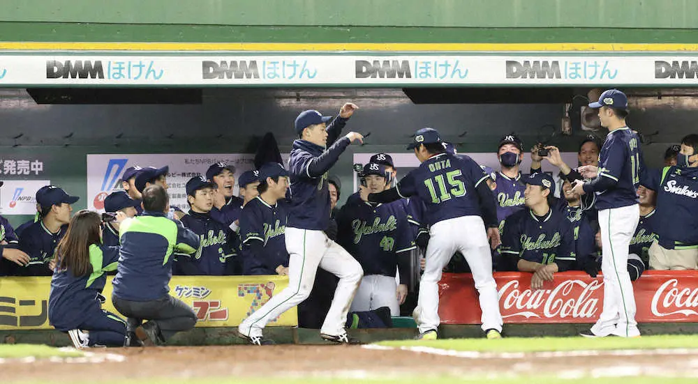 【画像・写真】ヤクルト・塩見　MVPならずまたズッコケパフォ　それでもこの日は先制タイムリー＆勝ち越しホームの活躍