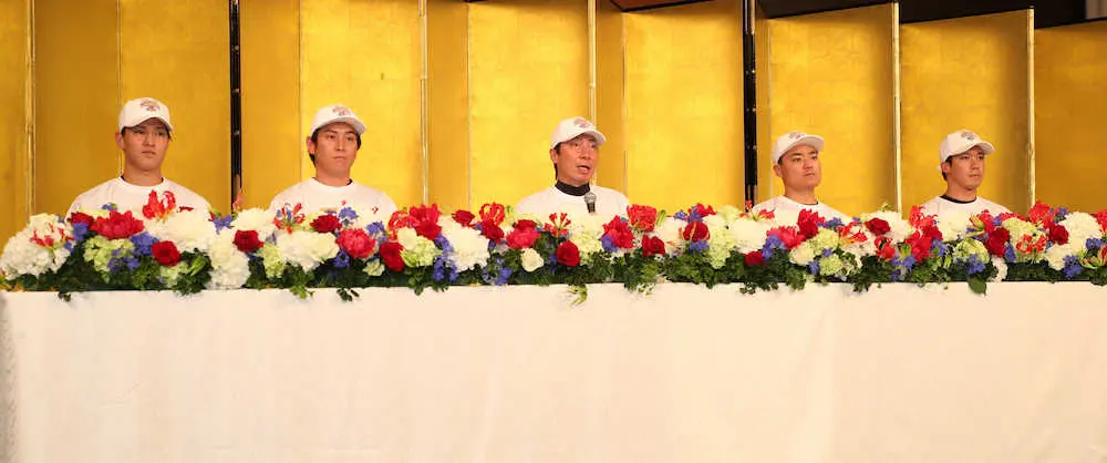 【画像・写真】優勝会見に臨む（左から）高橋、川端、高津監督、中村、山田　（撮影・光山　貴大）