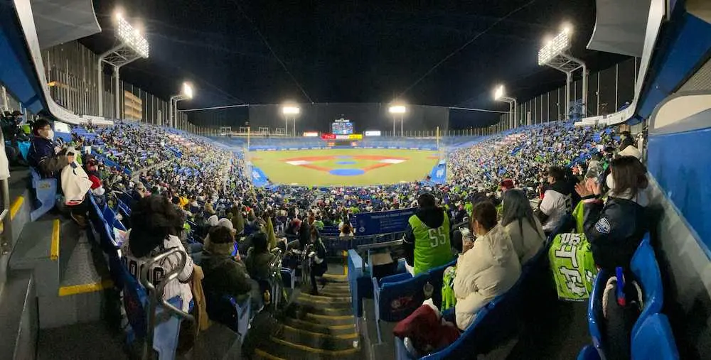 【画像・写真】神宮球場からスワホー!PV5000人がヤクルト日本一に総立ち　胴上げに合わせ万歳