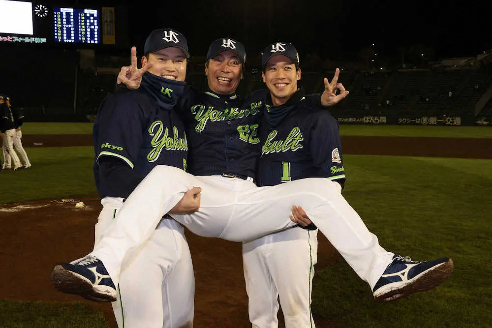 【画像・写真】ヤクルト主将・山田も泣いた　日本一決める最後の一球、冷静さばきで感極まった