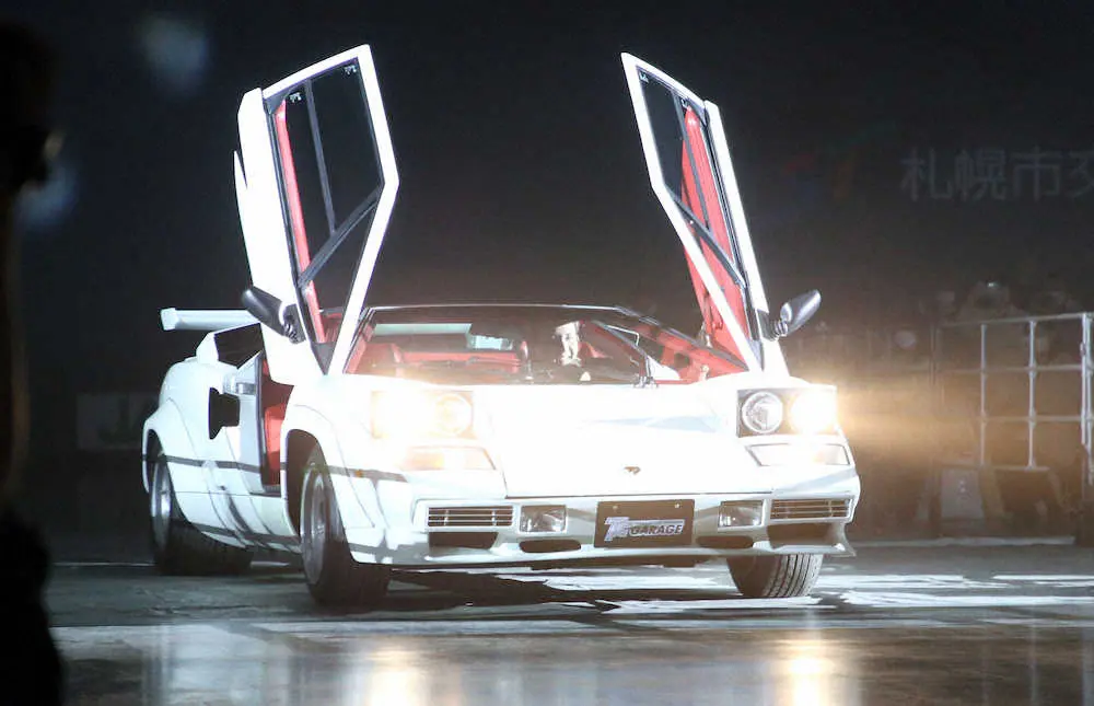 【画像・写真】新庄ビッグボス　白いカウンタックに乗ってド派手登場！札幌D内を走り「世界一のチームへ楽しみます！」