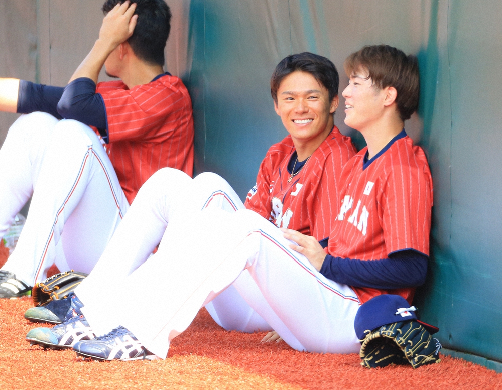 今年7月、東京五輪日本代表の練習の合間にフェンス際で談笑する山本由伸（オリックス）と森下暢仁（右、広島）。（撮影・篠原岳夫）