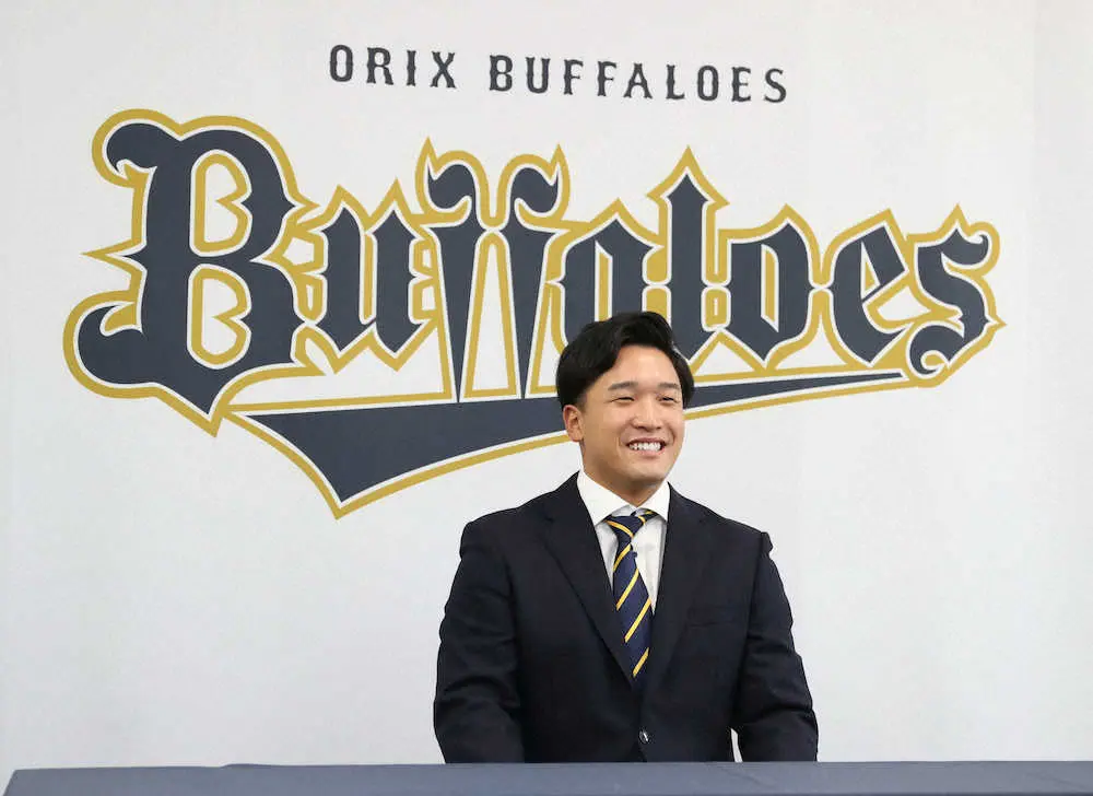 【画像・写真】宮城の丸刈りを担当したオリックス・中川拓は現状維持でサイン「勉強の1年でした」