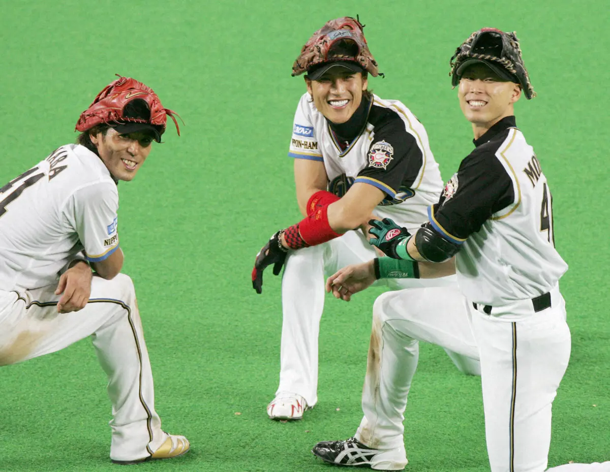 06年の日本シリーズ第3戦、投手交代の合間に笑顔を見せる（左から）稲葉篤紀、新庄剛志、森本稀哲の日本ハム外野陣（06年10月24日、札幌ドーム）