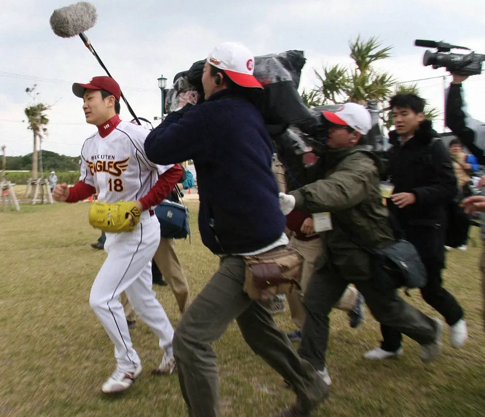 07年、プロ初キャンプでブルペンでの投球後、報道陣の〝メディア・スクラム〟を軽くかわし走り抜ける田中