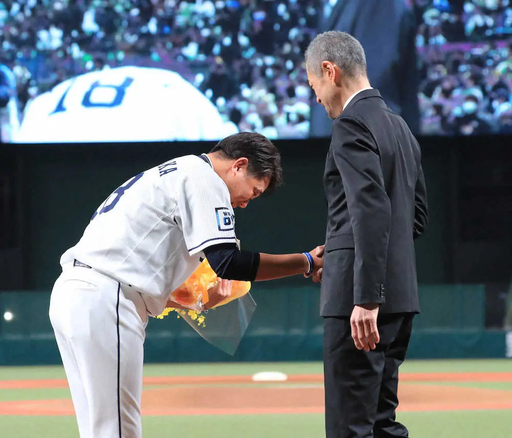 【画像・写真】松坂大輔さん　イチ流演出に「本当に格好いいなって」画面から花束持ち目の前に登場、言葉なく去る