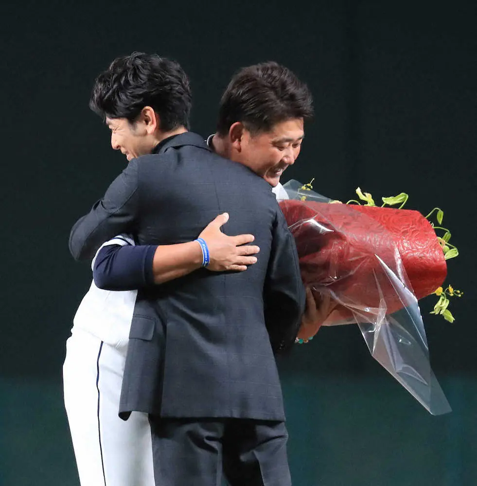 【画像・写真】妻夫木聡　松坂大輔さん引退セレモニーにサプライズ登場「ヒーローであり夢であり、そして最大のライバル」