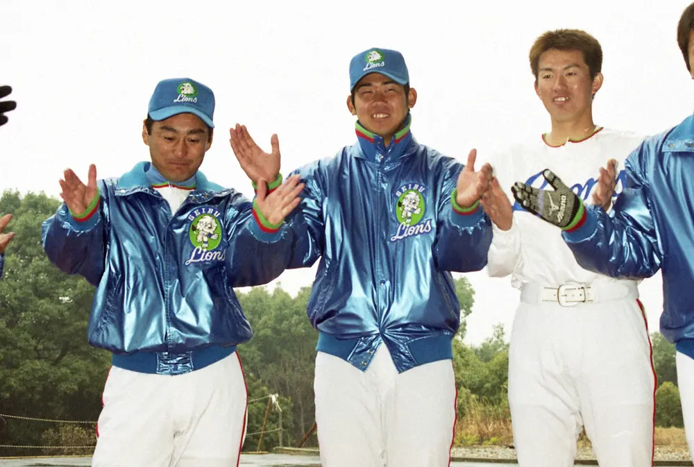 2001年西武の春野キャンプ、笑顔で手締めをする（左から）橋本、松坂、豊田