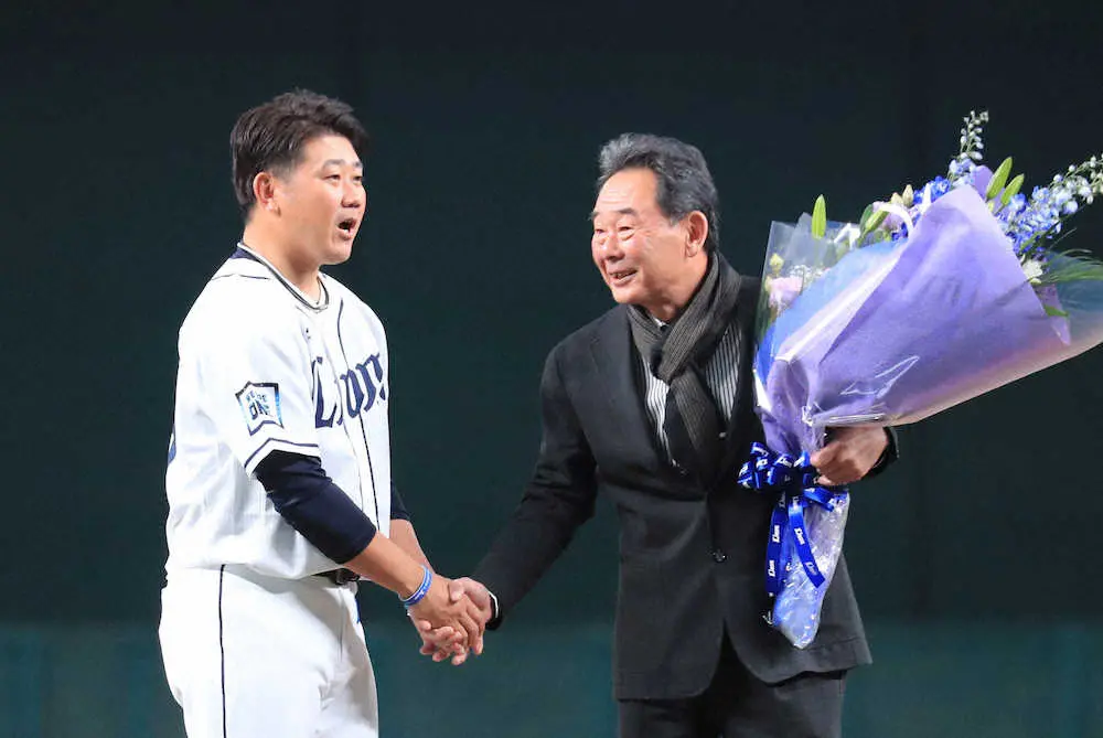 ＜LIONS　THANKS　FESTA　2021＞プレゼンターの東尾修氏（右）は花束を渡さず松坂さんと握手（撮影・尾崎　有希）