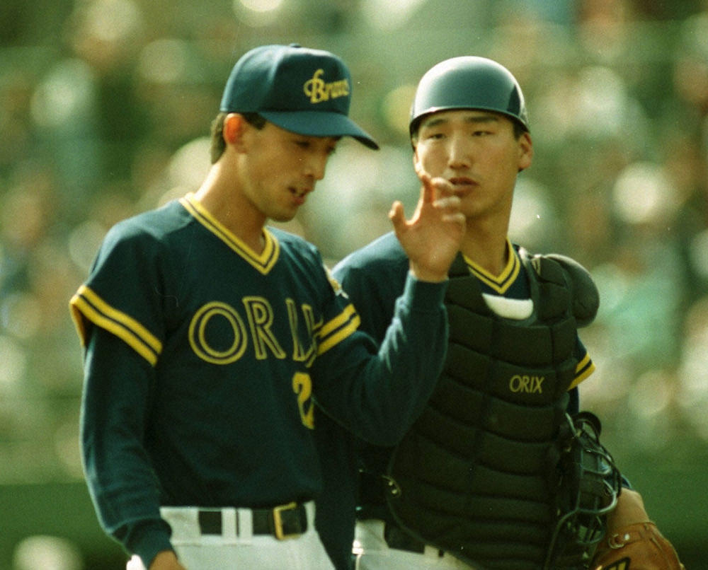 1990年、バッテリーを組むオリックスの星野伸之投手（左）と中嶋聡捕手