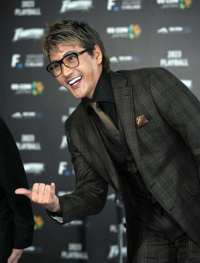 【画像・写真】新庄ビッグボス　新人選手の意気込みに喝「甘い！1年間全員2軍」シックなスーツ姿で新入団選手発表会登場