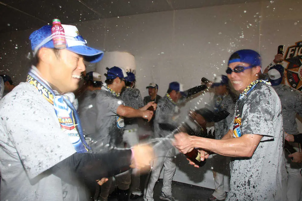 祝勝会で日本ハム・田中賢介内野手（左）とビールをかけ合う糸井嘉男外野手（2009年）