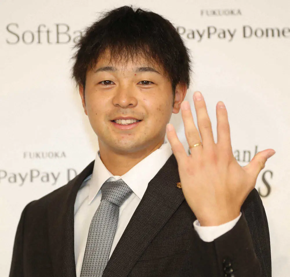 【画像・写真】ソフトB川瀬100万円減でサイン　結婚発表「美味しいご飯に感謝。来年はレギュラー目指す」