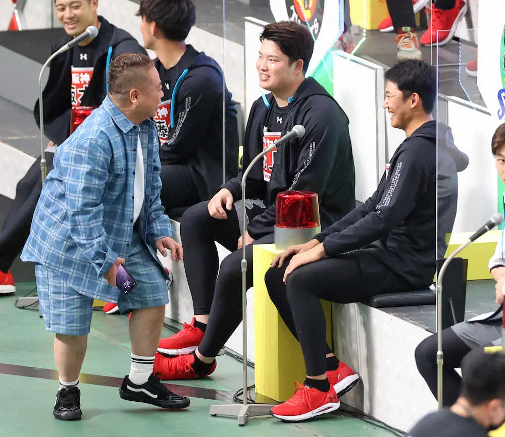 日本テレビ系列「超プロ野球　ULTRA」の収録に参加し、出川哲朗（左）と談笑する村上（中央）と奥川（撮影・北條　貴史）