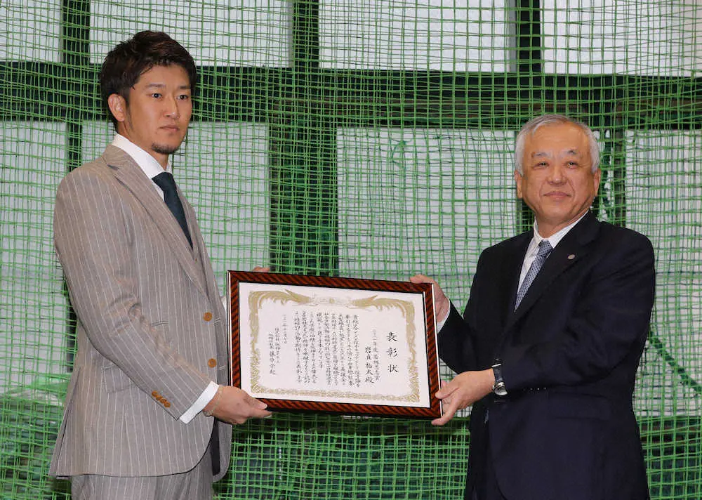 若林賞を受賞した阪神・岩貞（左）は藤原オーナーか表彰状を授与される（撮影・大森　寛明）