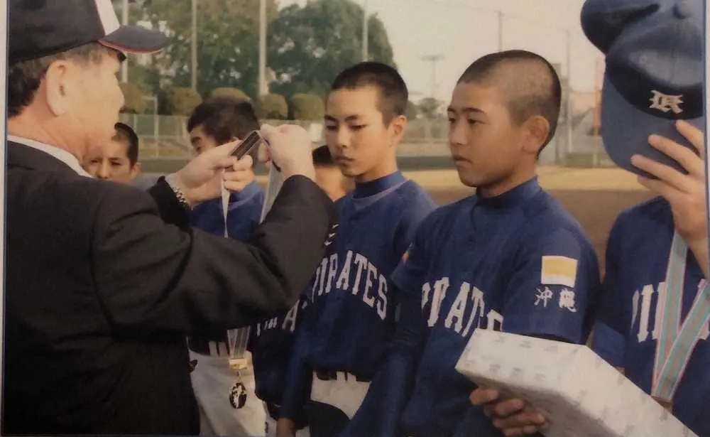 小学6年の王貞治杯・九州学童軟式野球大会で、表彰式に参加する岡留（中央）