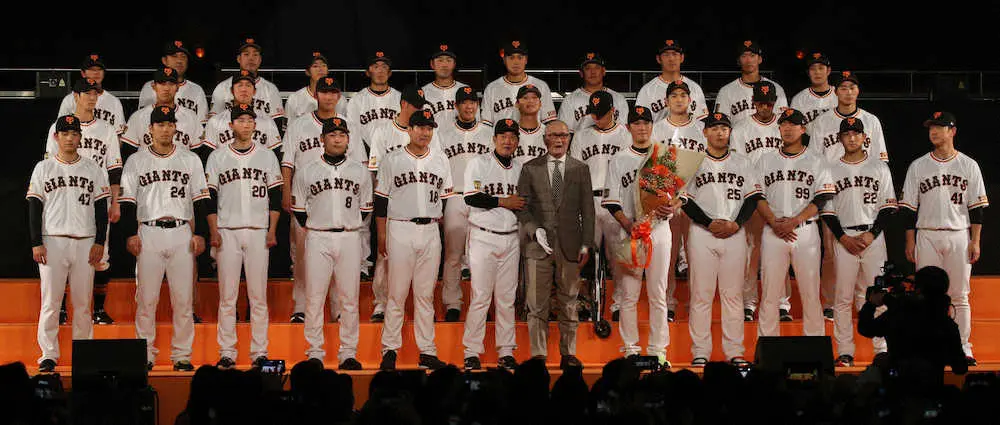 【画像・写真】巨人・畠世周があこがれの女性シンガーと対面　緊張にマイク持つのも忘れ「手震えてます」