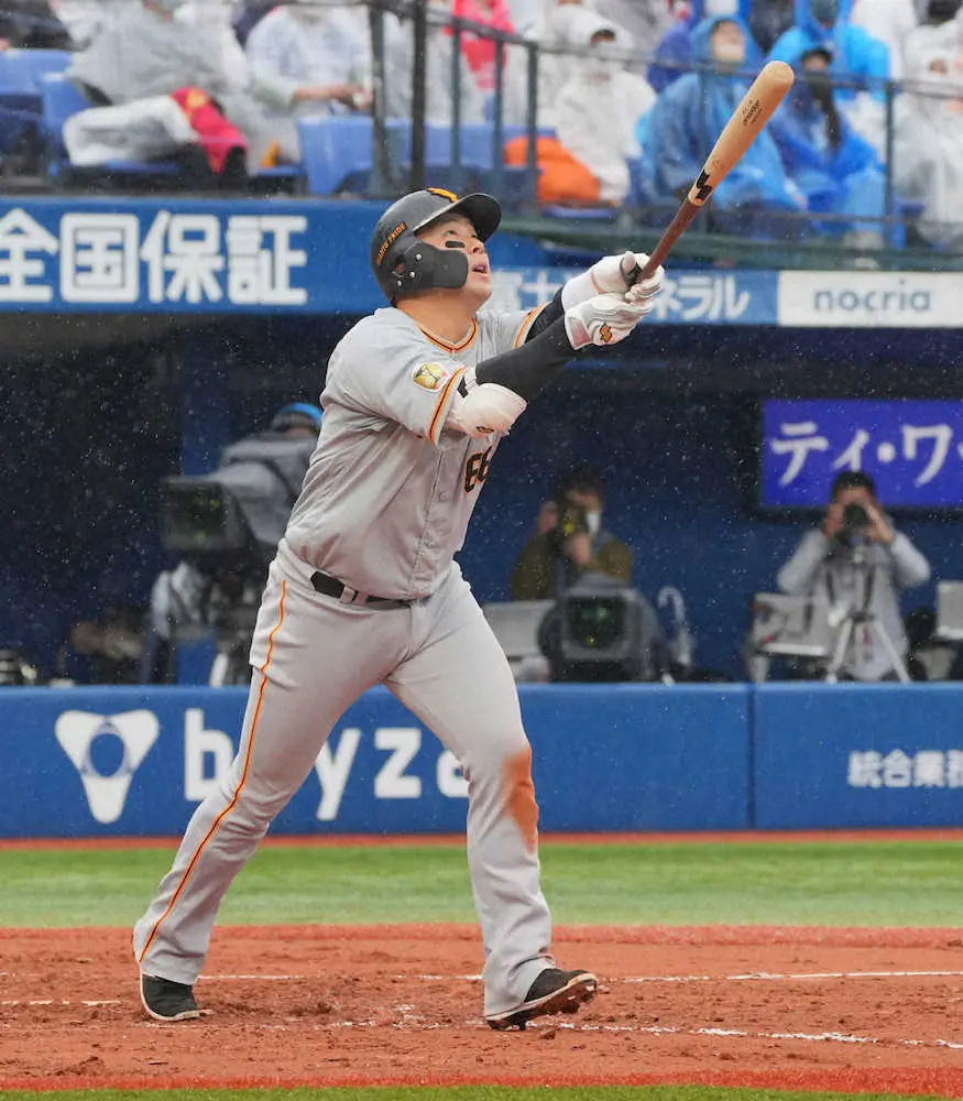 【画像・写真】巨人・香月が500万円増の1200万円でサイン　来季は育成から再出発