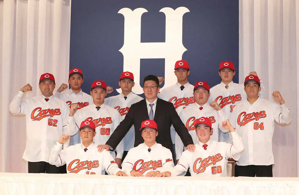 【画像・写真】新人11選手の前で広島・佐々岡監督が激励　「抽選を2回外したのは記憶にありません（笑い）」