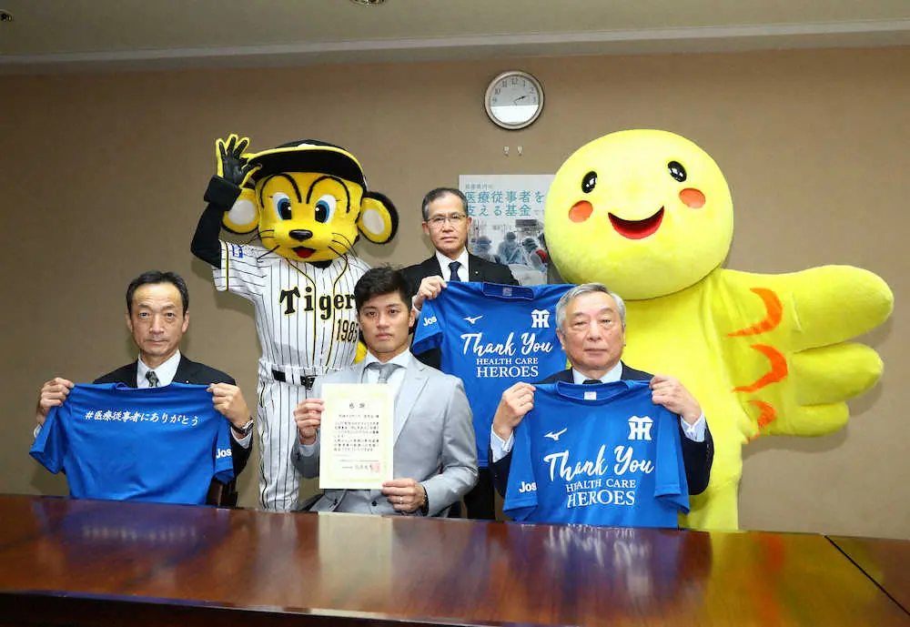 【画像・写真】感謝状を受け取り記念撮影する坂本（前列中央）、荒木一聡県副知事（前列右）、藤田孝夫県議会議員（前列左）、トラッキー（後列左）、藤原俊平防災監（後列中央）、はばタン（後列右）（撮影・後藤　大輝）　　