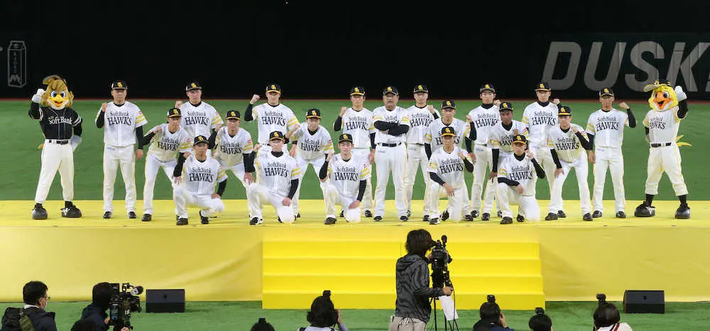 【画像・写真】ソフトB・ドラ1球打“衝撃デビュー”新人紹介で「どんだけ～」