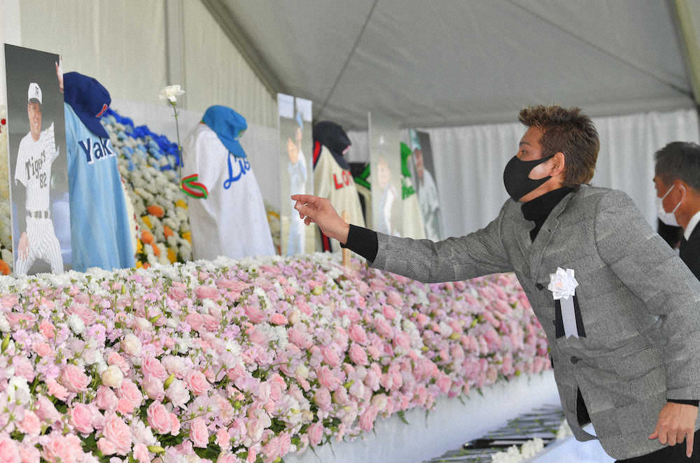 「野村克也さんをしのぶ会」で、献花台に向けて花を投げ入れる日本ハムの新庄監督（代表撮影）