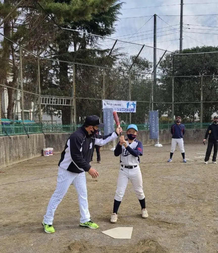 地元・西東京市の野球教室で子供たちを指導するロッテ・井口監督