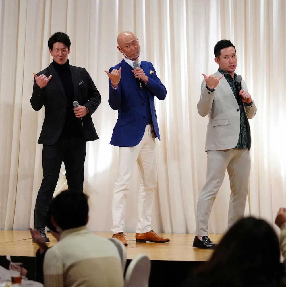 日本ハムオーナーズパーティー アロハポーズを決める 左から 松本 森本稀哲氏 杉谷 撮影 島崎 忠彦 スポニチ Sponichi Annex 野球