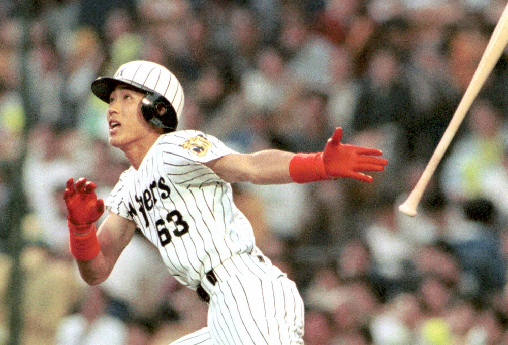 1992年5月26日大洋戦でプロ初の本塁打を放ち、打球の行方を見つめる阪神・新庄剛志